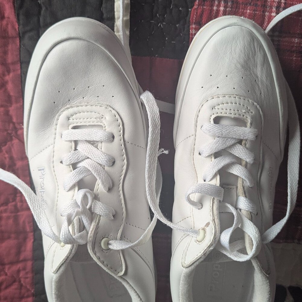 Propet Womens  W3840 Size 8 N(AA)  White  Leather Lace Up Walking Sneakers